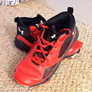 BOYS SIZE4 UNDER ARMOUR LACE UP SNEAKERS